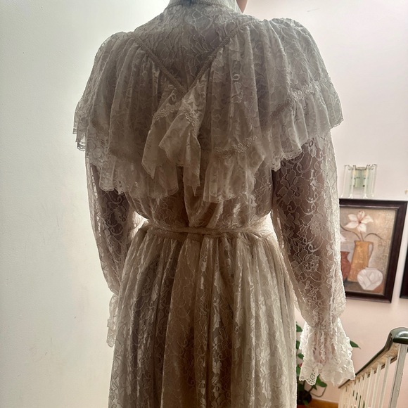 White Victorian Vintage Wedding Dress Edwardian Bridal Dress Premium Lace (1900) - Picture 7 of 10